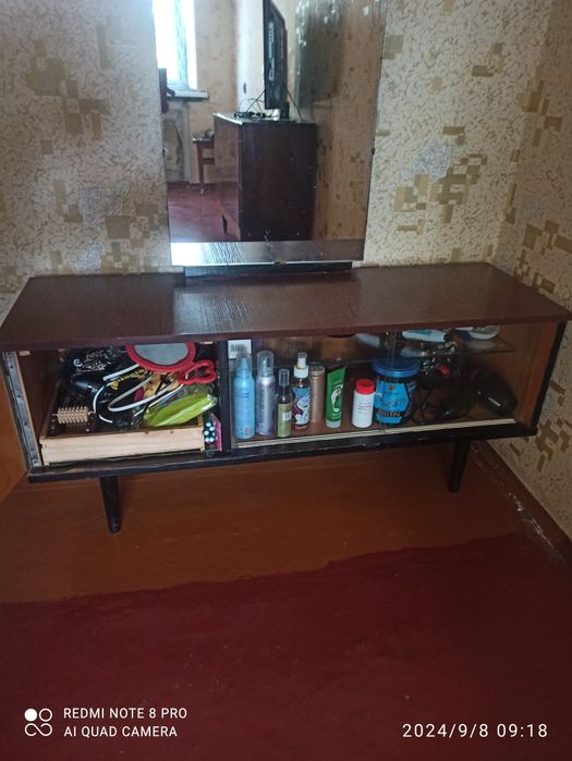 Продам трюмо с зеркалом и тумбочку