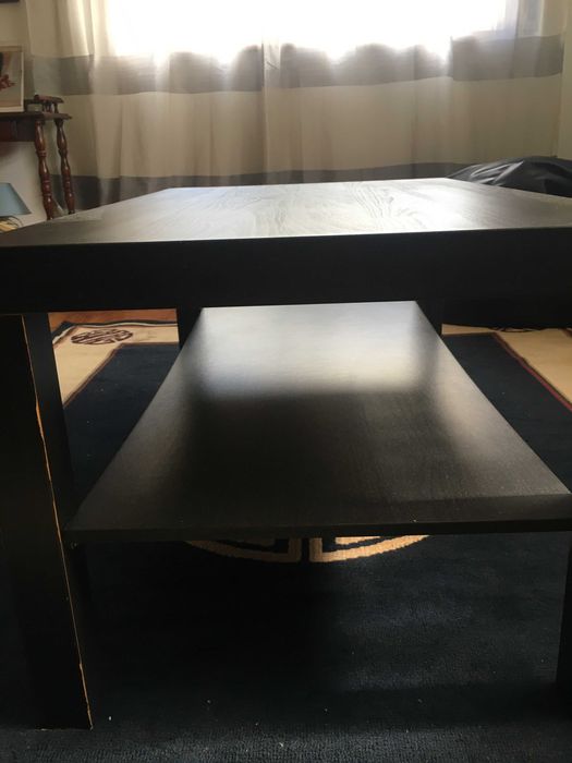 Mesa de sala em castanho escuro