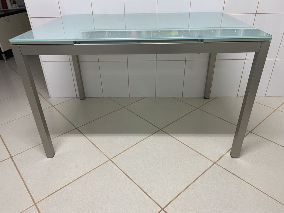 Mesa extensível com tampo em vidro, urgente
