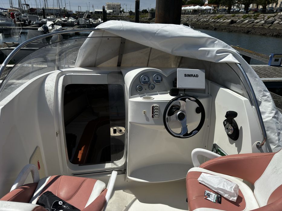 Quiksilver 620 Cruiser, motor Mercury 150hp e motor auxiliar