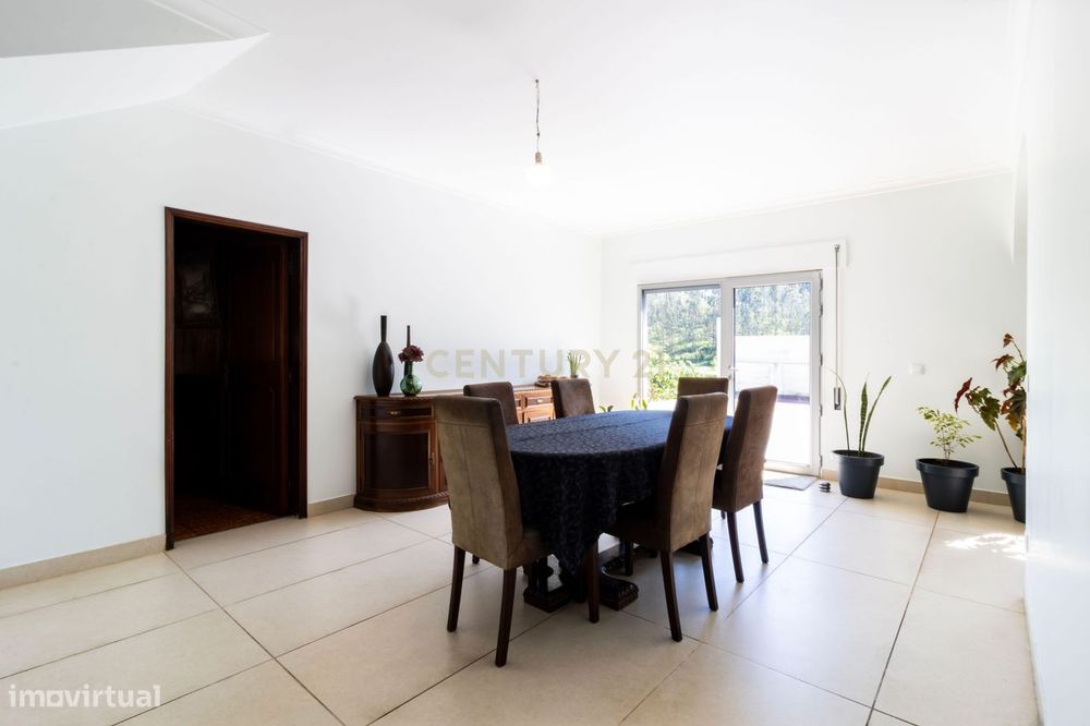 Moradia T4 com Terreno em Colmeias, Leiria