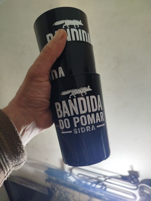 Vários copos e canecas de vidro