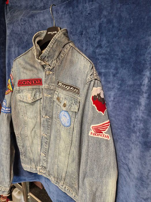 Męska, jeansowa kurtka motocyklowa.