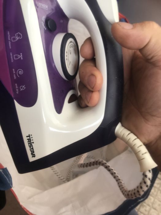 Dois ferros de emgomar a vapor