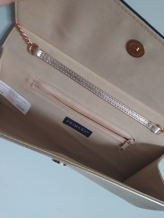 Mała torebka w kolorze złotym, kopertówka, na łańcuszku Primark