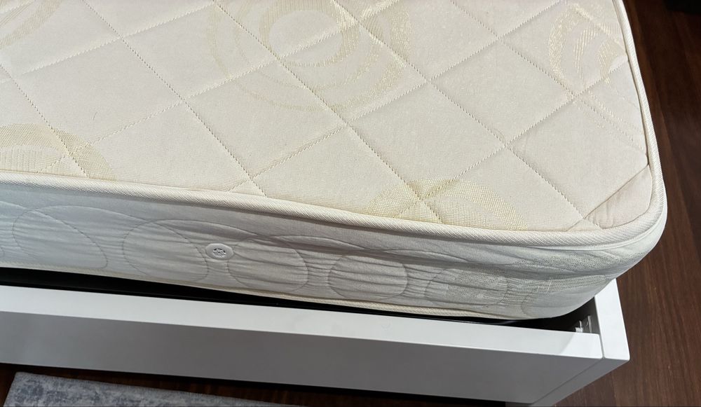 Cama de solteiro branca