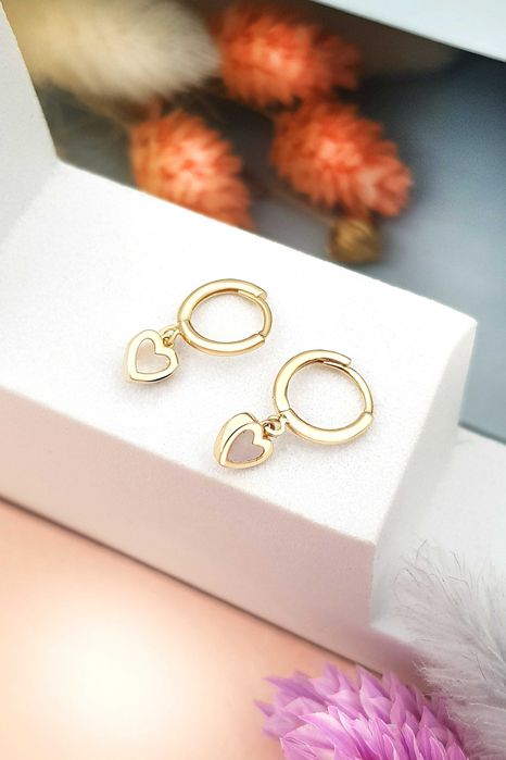 Złote kolczyki małe kółka z sercami z masą perłową pr. 585