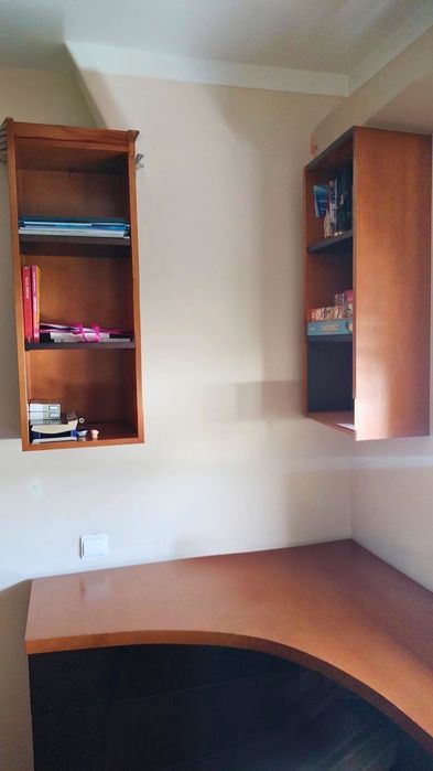 Quarto completo em madeira de cerejeira – excelente estado (cama + colchões + secretária + arrumação)