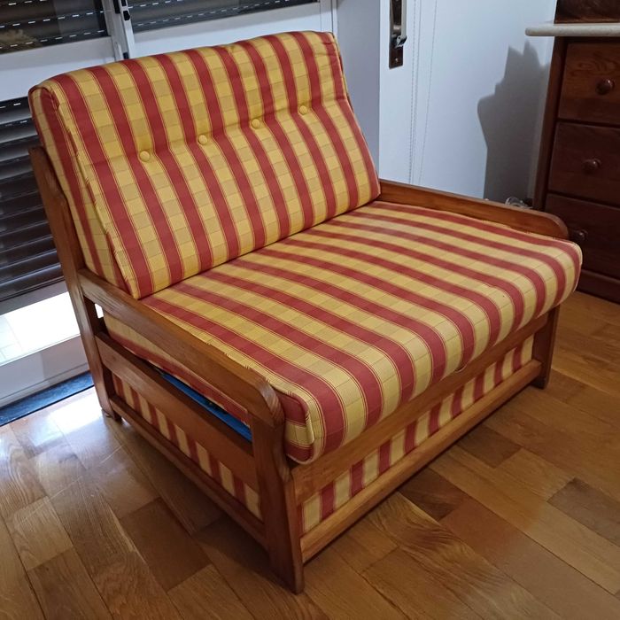 Sofá com pequena cama embutida