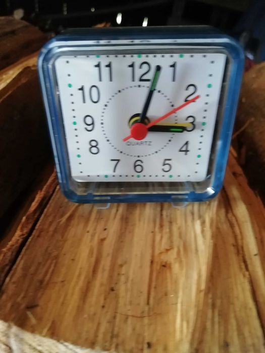 Relógio transparente novo.