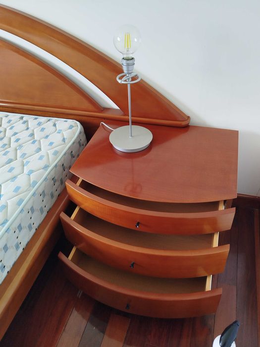 Cama de Casal em Madeira + 2 Mesinhas Cabeceira + Estrado + Colchão + Oferta Edredão inverno
