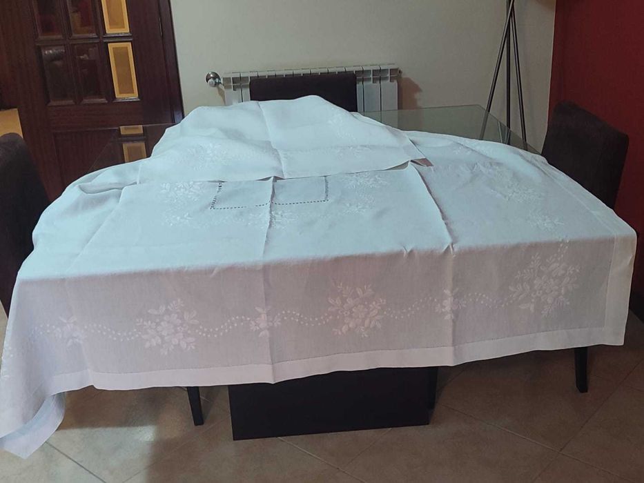 Toalha de mesa linho bordada cor branco