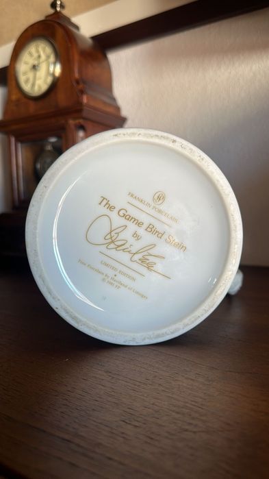Caneca com motivos de caça bastante grande