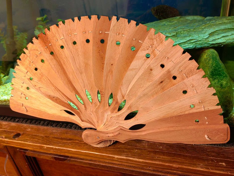 Leque Decorativo em Madeira Regina de Cuba