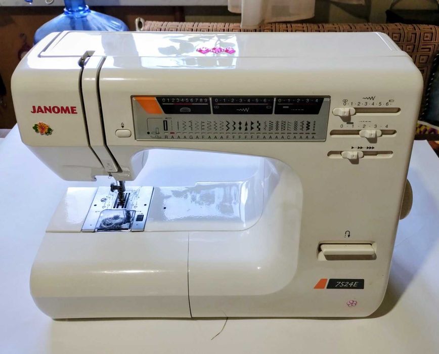 Швейная машина Janome 7524E.