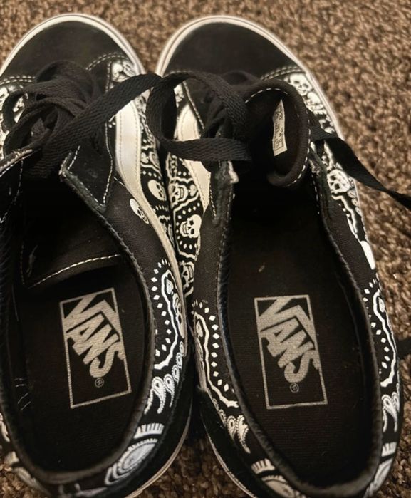 Ténis com caveiras da Vans
