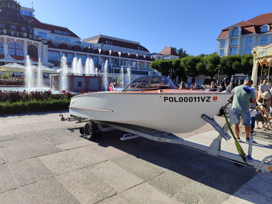 Motorówką zabytkowa drewniana zamiana klasyk
