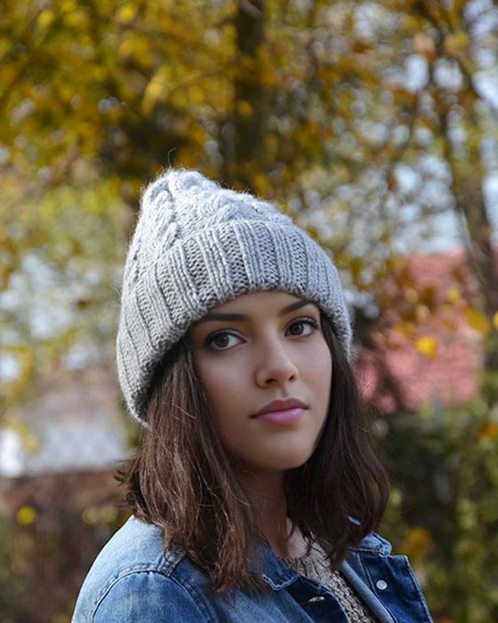 Ciepła czapka z warkoczami z alpaki z pomponem, Rękodzieło