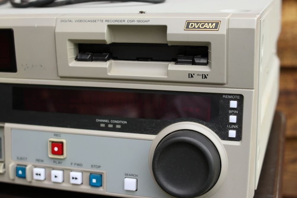 Продам видеомагнитофон, Sony DSR-1800 AP студийный.  MiniDV