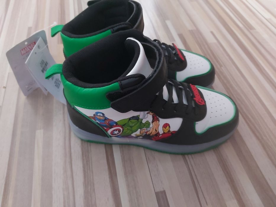 Świecące nowe buty dla chlopca