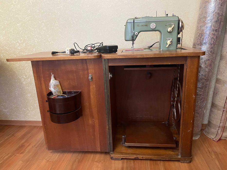 швейна машинка Nauman Науман елетричний і ножний привід