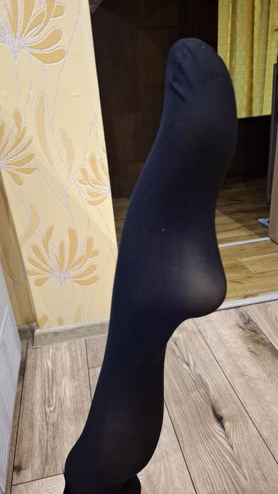 Pończochy z kokardką.