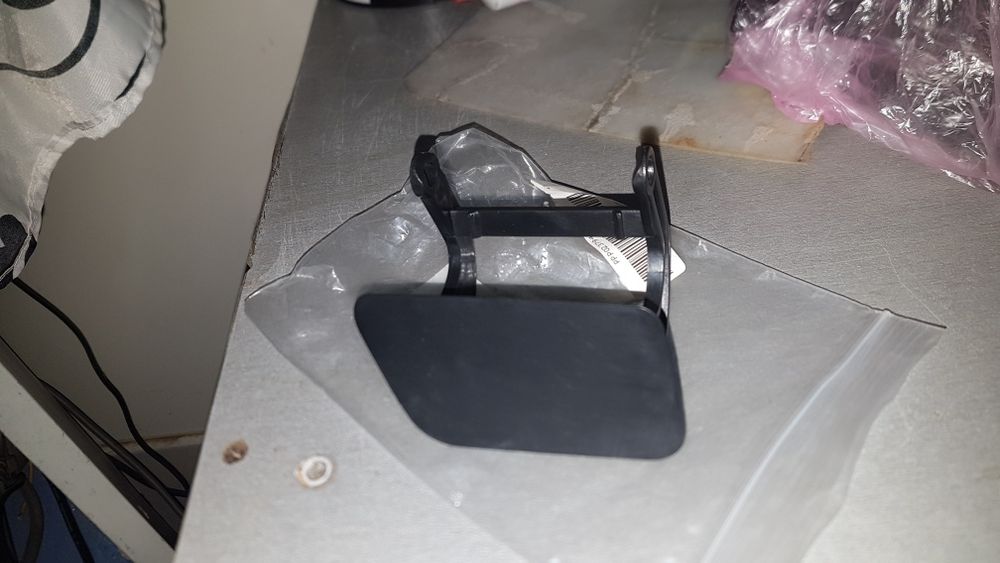 Крышка омывателя фар правая BMW e60