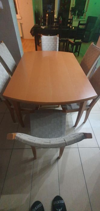 Stół z krzesłami