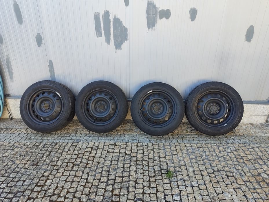 Pneus novos com jantes