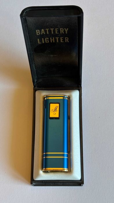Isqueiro a gás vintage em tons de azul e dourado com ignição eletrónica. €15 com portes incluídos