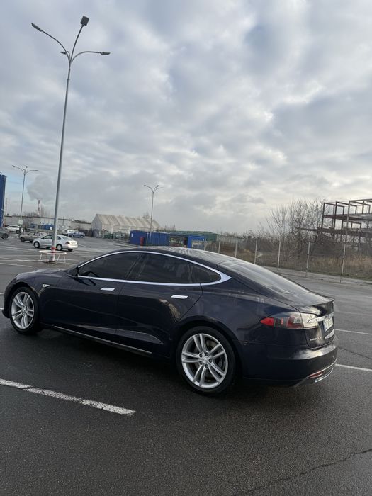 Тесла модел с 85кв перфоменс