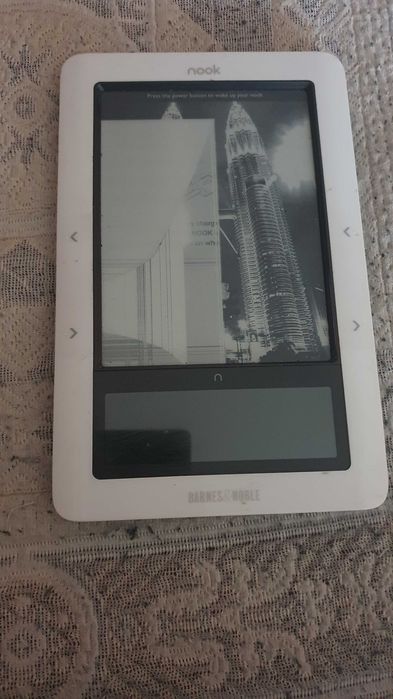 Электронную книгу BARNES & NOBLE с разбитым экраном, но рабочую.