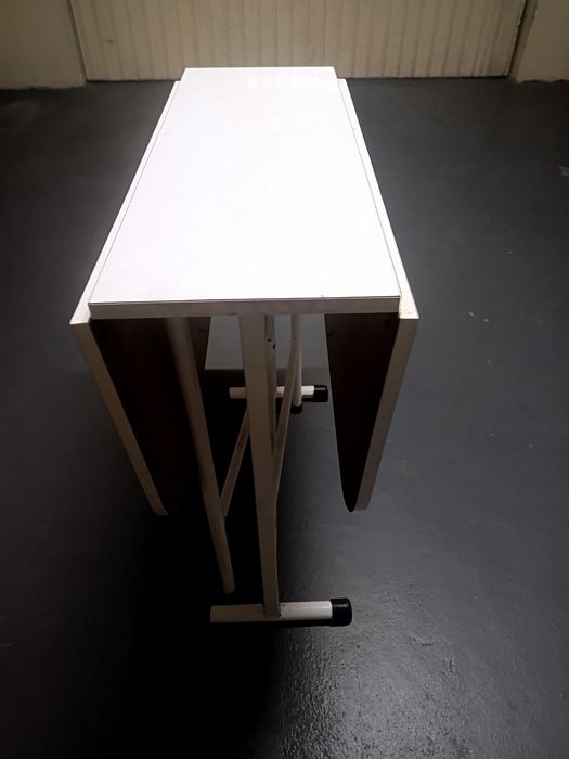 Vendo mesa  gaveta.em bom estado.