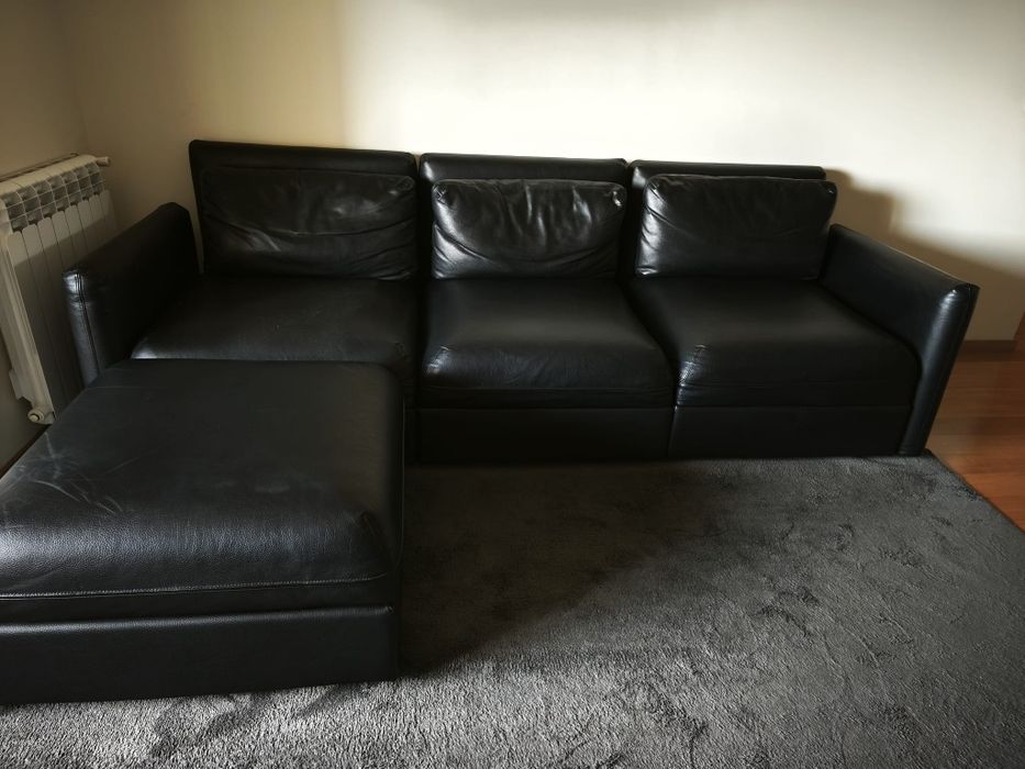 Sofá de 3 lugares preto, com puff com arrumação