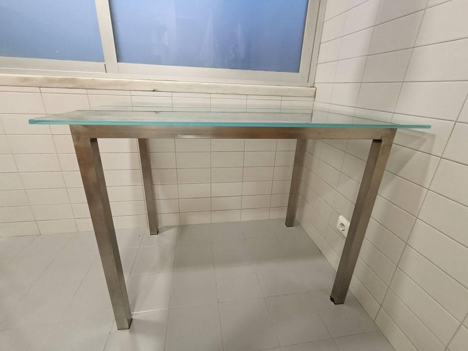 Mesa em aço e vidro fosco temperado