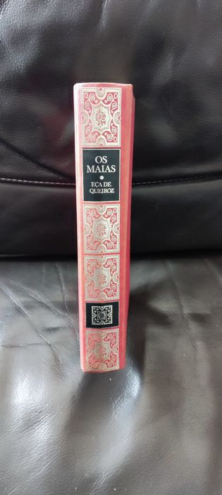 Livro Os Maias de Eça de Queiroz em ótimo estado