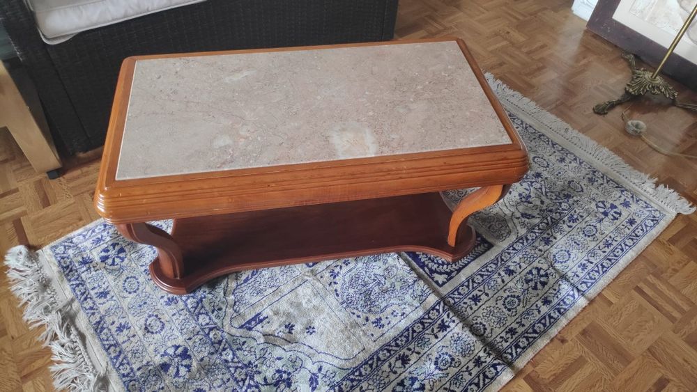Mesa de centro com tampo em mármore