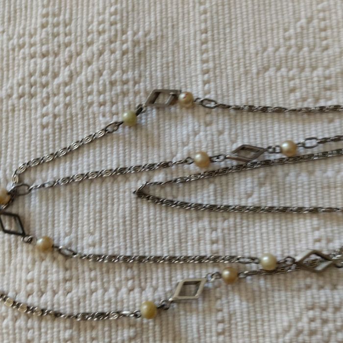 Colar prateado com pérolas