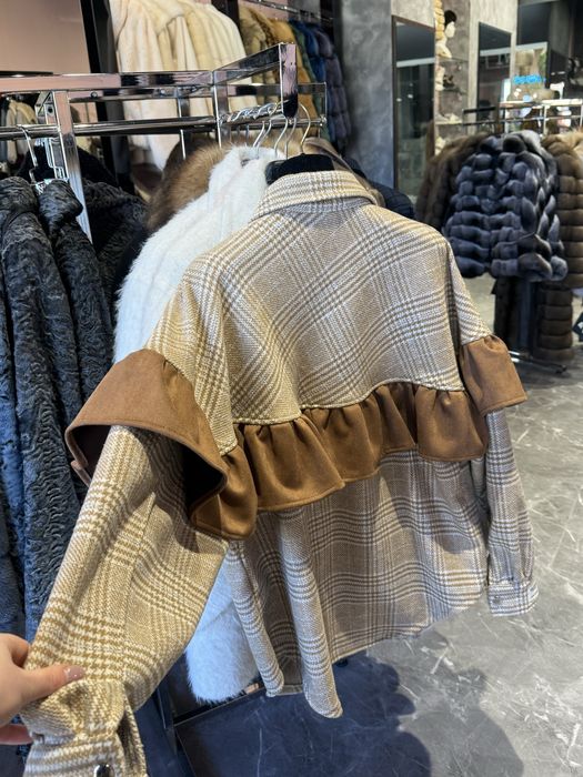 Неймовірна сорочка з рюшою, нова, 1599 грн