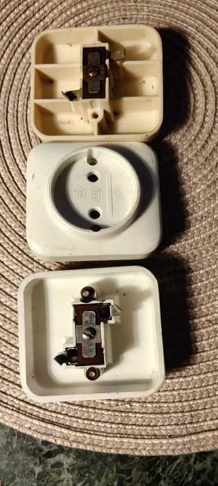 Stare gniazda elektryczne
