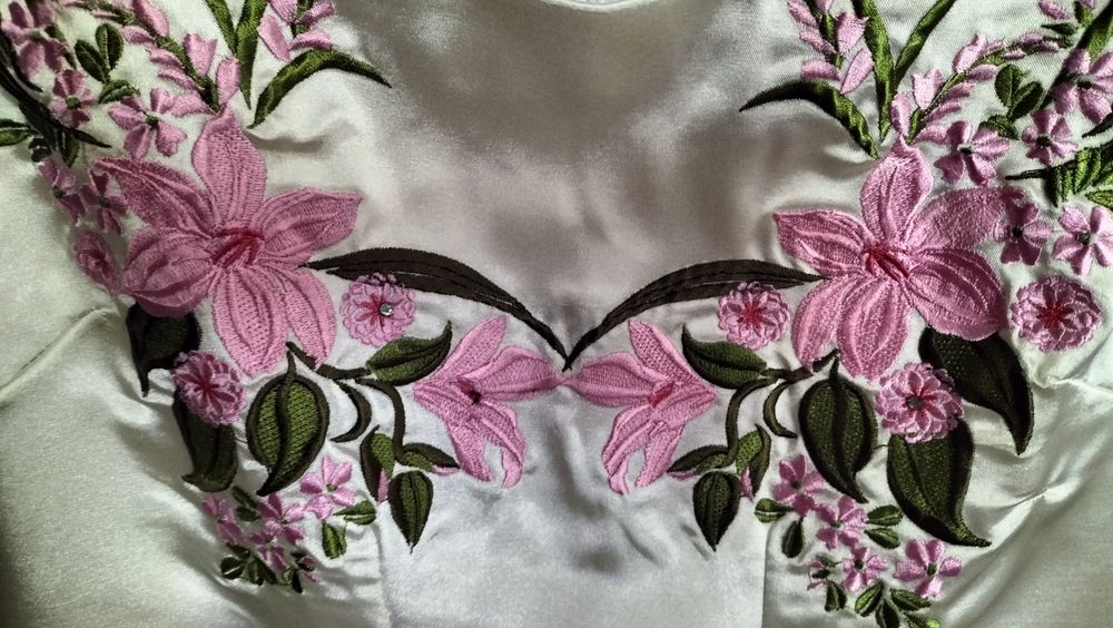 Вишита сукня з атласу