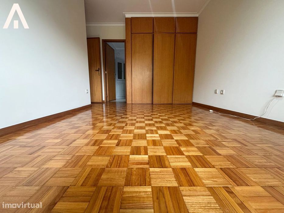 Apartamento T3 com garagem junto ao centro