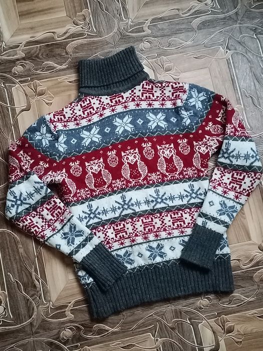 Теплый шерстяной свитер с горловиной.