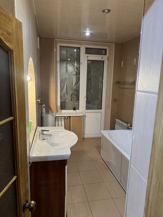 Здається 3кімнатна квартира в центрі міста (вул.Університетська).