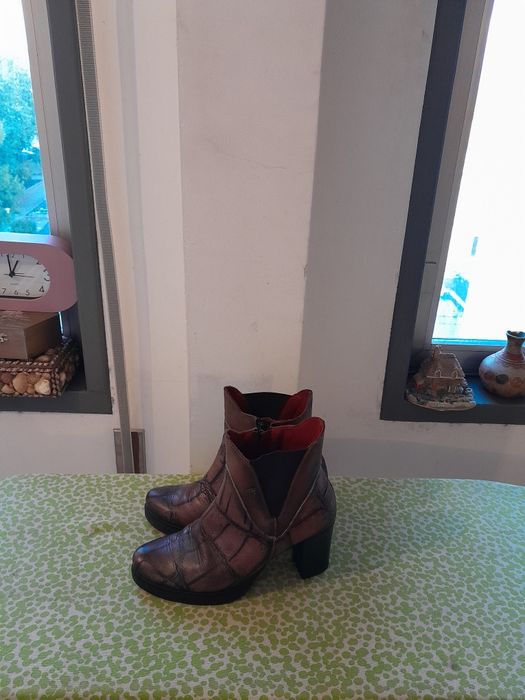 Vendo Botas de Senhora JOSE SAENZ muito bonitas como novas