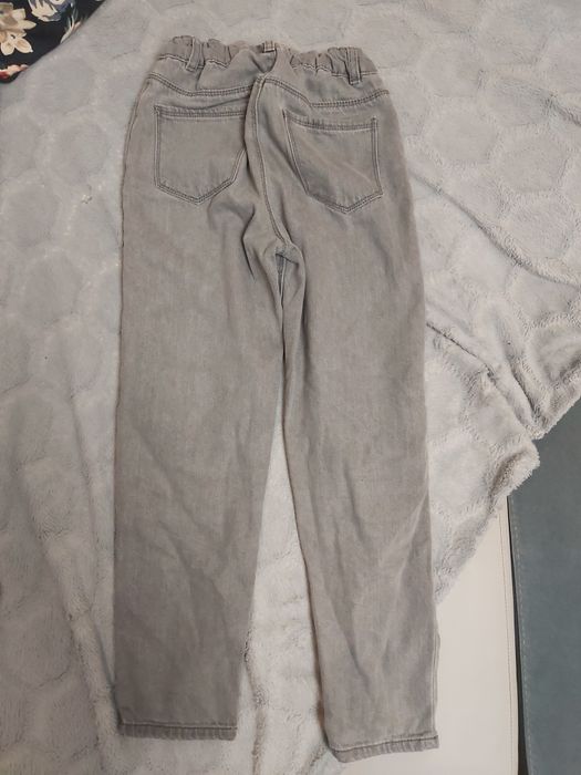 Jeansy szare r. 128 z gwiazdkami dla dziewczynki