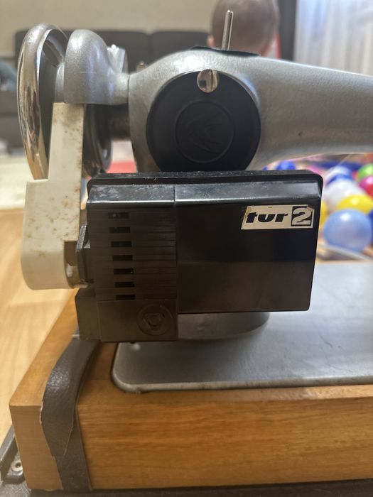 Швейна машинка / електрична швейна машина