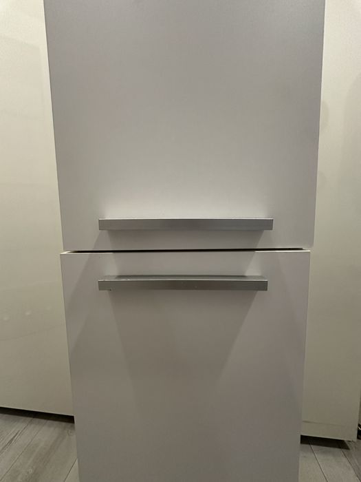 Słupek łazienkowy Nel IV Biały Połysk z drzwiami i koszem