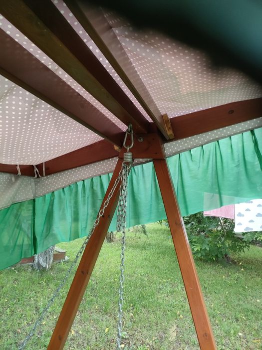 Duża drewniana huśtawka ogrodowa