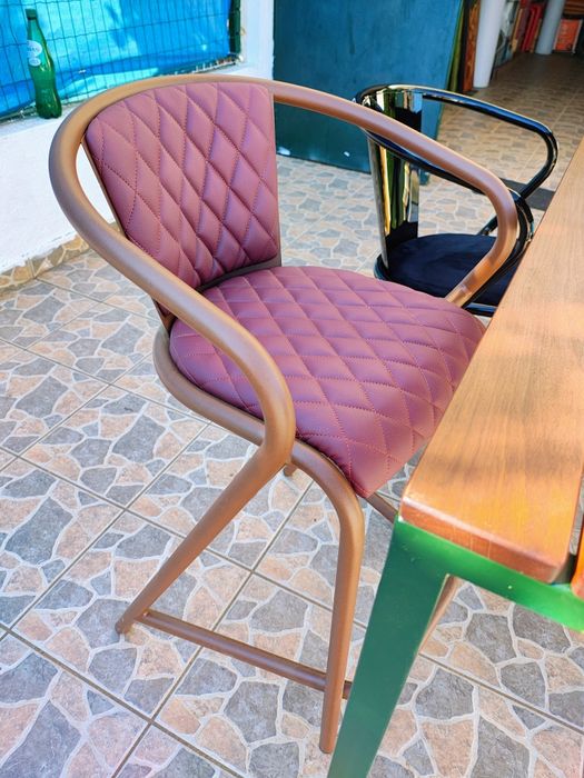 Vendo mesa de exterior com tampo em madeira e estrutura metálica